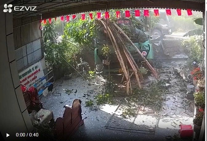Clip: Xe tải mất lái, húc đổ cổng nhà dân