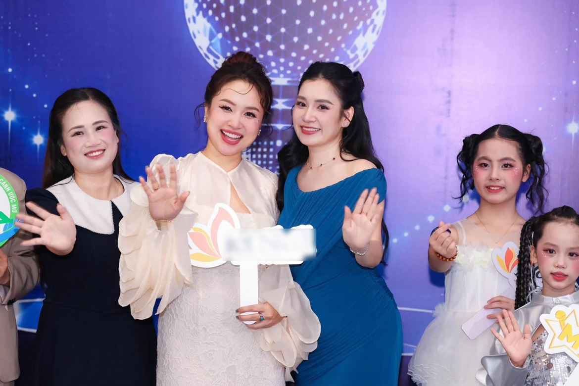 dan mc vtv ngoi ghe nong, hon 300 thi sinh buoc vao tu ket mc nhi hinh anh 3