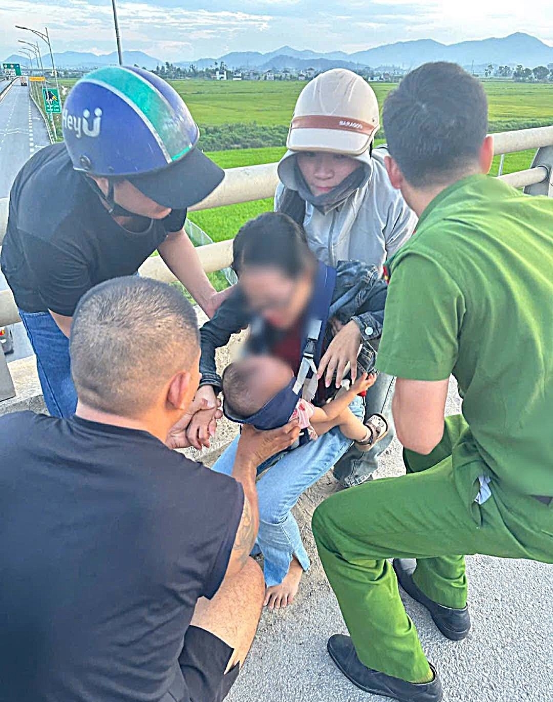 ngan chan nguoi phu nu o nghe an om con nho co y dinh tu tu hinh anh 1