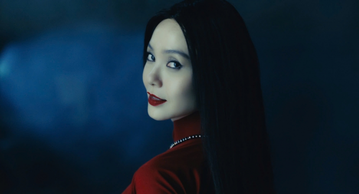 minh hang hoa me min ma mi mac ao dai do, doi non la hinh anh 1