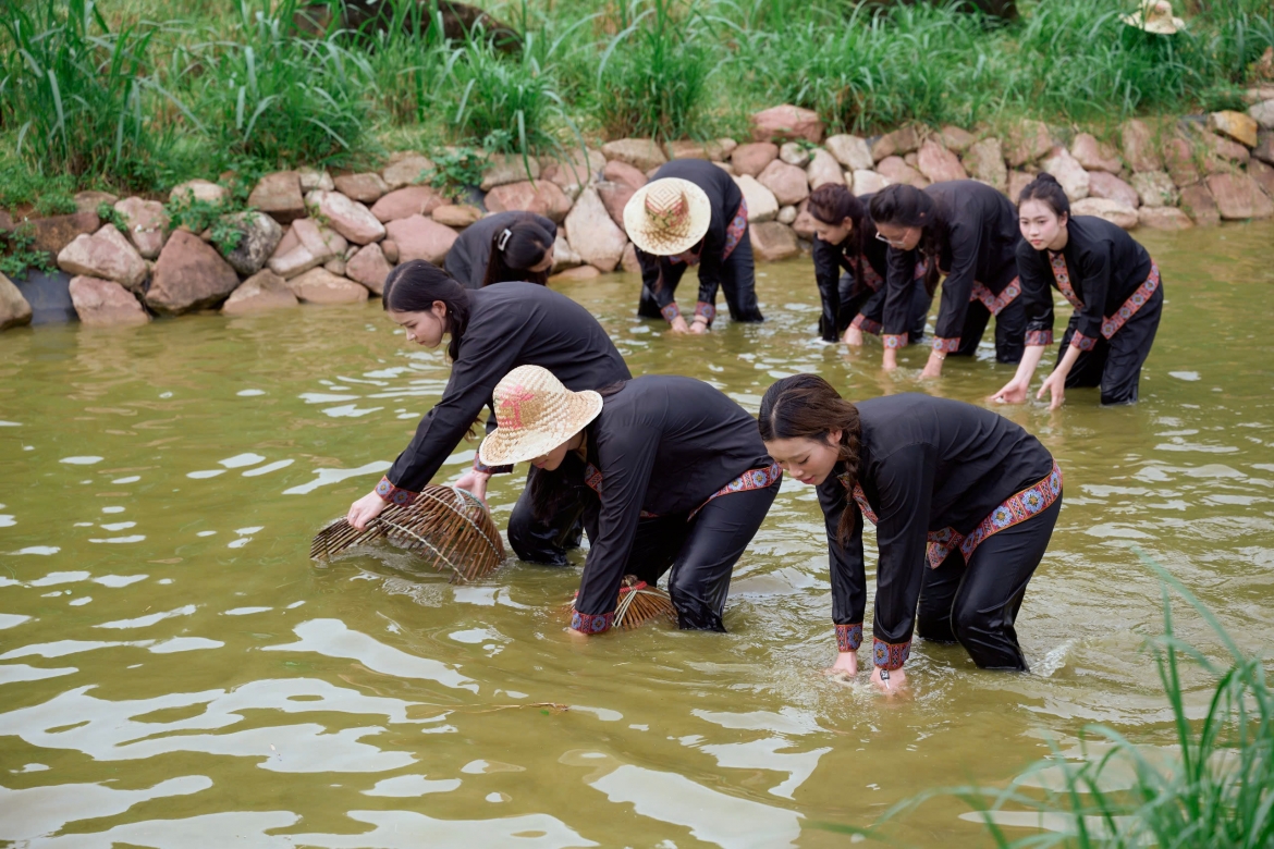 thi sinh miss galaxy vietnam 2026 trai nghiem bat ca, bat ga o moc chau hinh anh 3