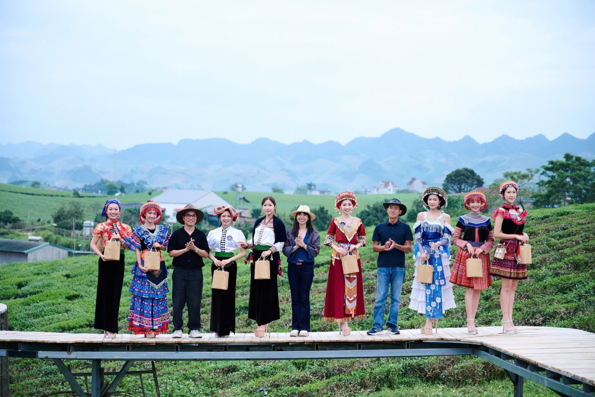 thi sinh hoa hau catwalk tren cau kinh, tu quay video quang ba moc chau hinh anh 1