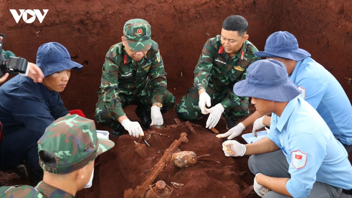 tu tam anh trong ham mo liet si o Dong nai, gia dinh o phu tho nhan ra nguoi than hinh anh 4