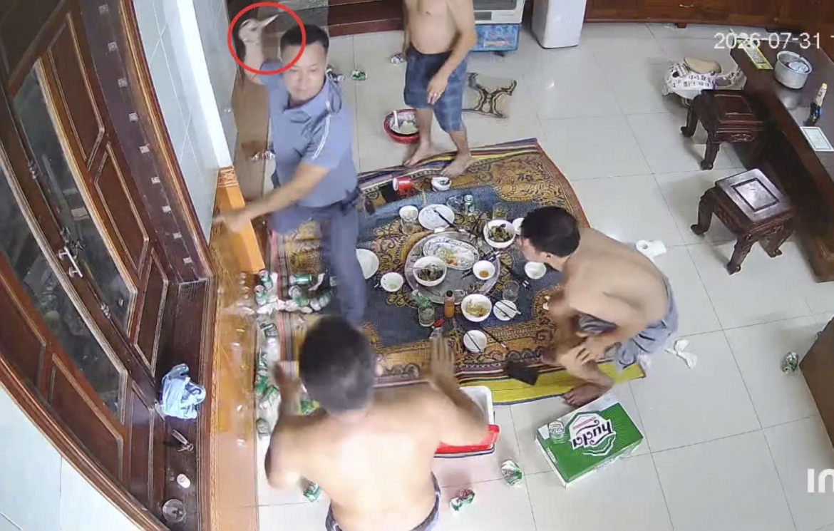 nguoi dan ong bi dam khi dang nhau cung ban o quang tri hinh anh 1