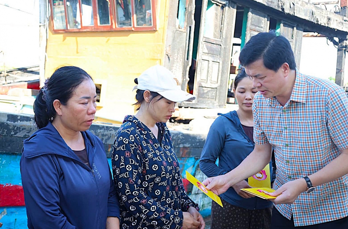 Uy ban mat tran to quoc viet nam tinh nghe an ho tro 5 chu tau ca bi chay hinh anh 1