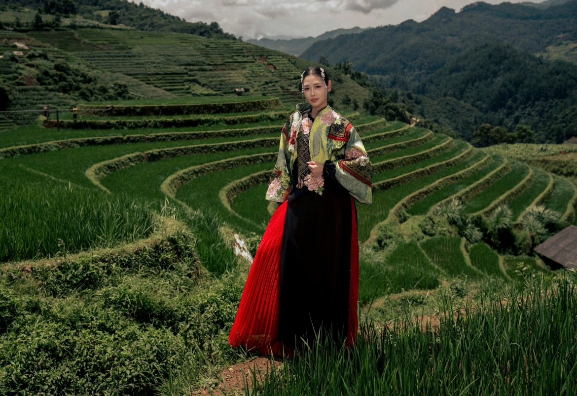 thu quynh, tu oanh dien thoi trang giua ruong bac thang mu cang chai hinh anh 4