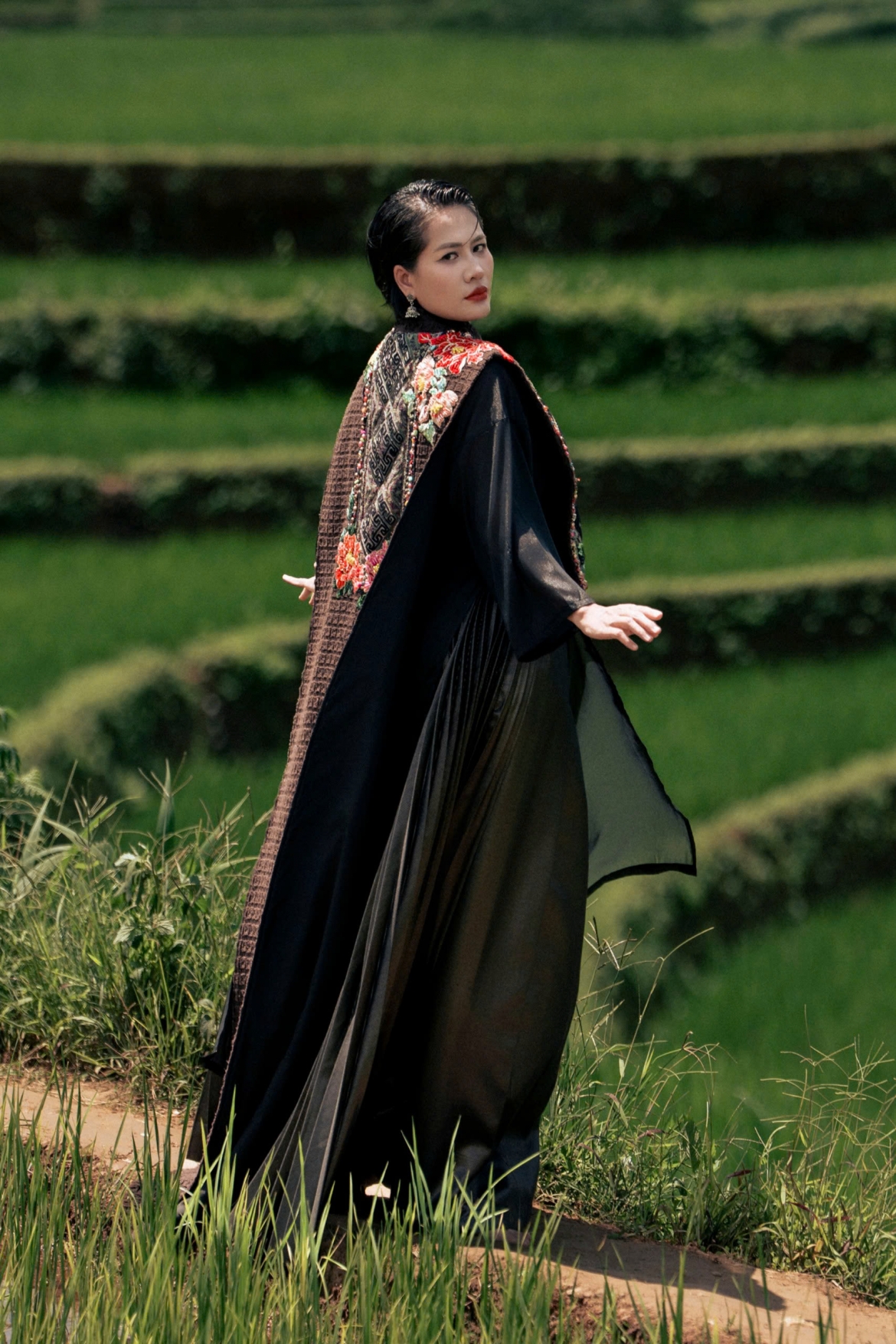 thu quynh, tu oanh dien thoi trang giua ruong bac thang mu cang chai hinh anh 3