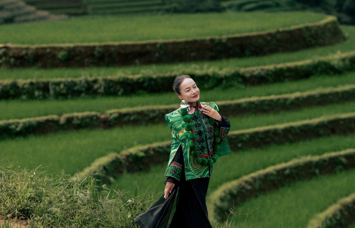 thu quynh, tu oanh dien thoi trang giua ruong bac thang mu cang chai hinh anh 2