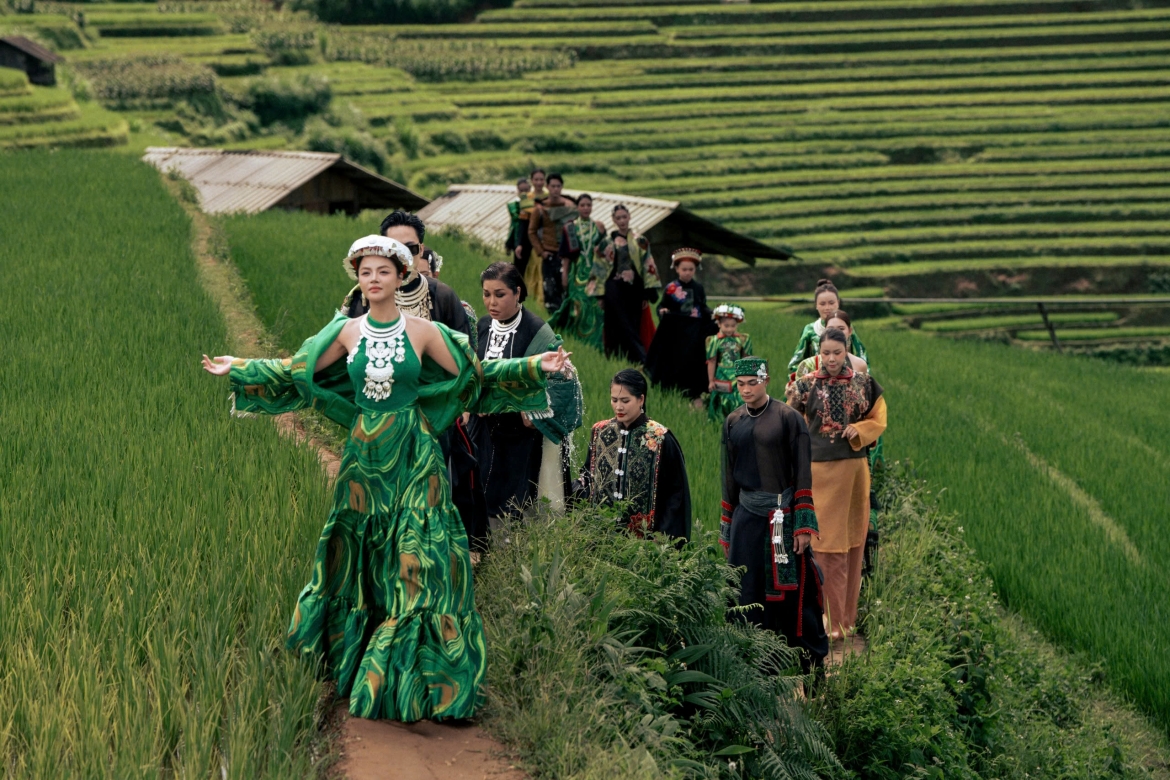 thu quynh, tu oanh dien thoi trang giua ruong bac thang mu cang chai hinh anh 6