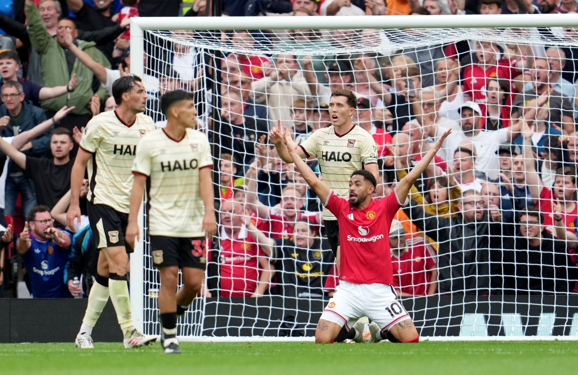bruno fernandes lap hat-trick, mu thang nguoc ipswich day kich tinh hinh anh 6