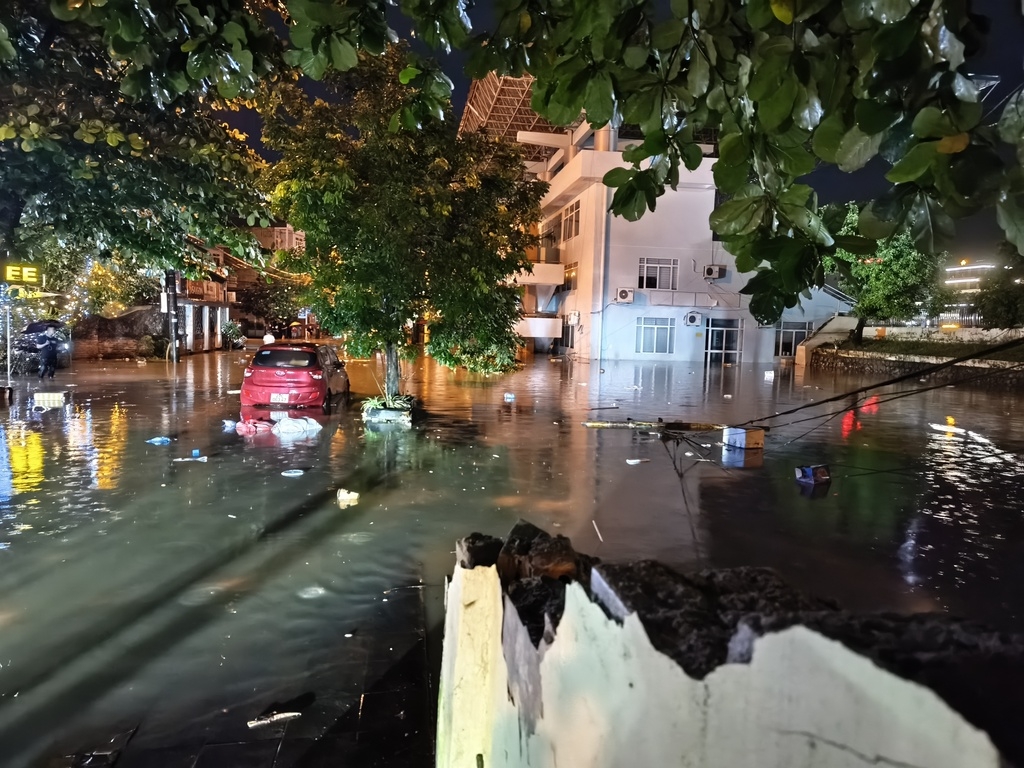 Mưa lớn gây ngập nặng nhiều tuyến phố tại phường Điện Biên Phủ, tỉnh Điện Biên