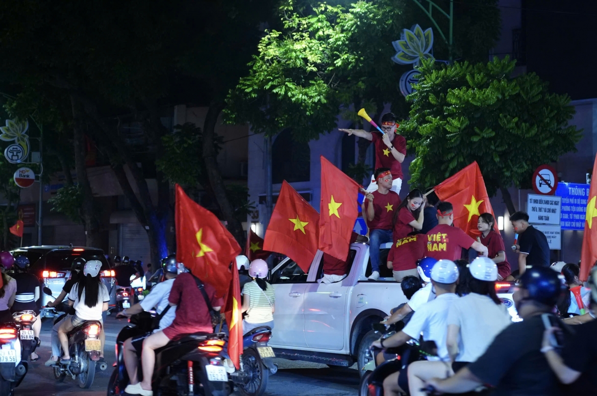 Hà Nội một đêm rực sắc cờ mừng chiến thắng của ĐT Việt Nam
