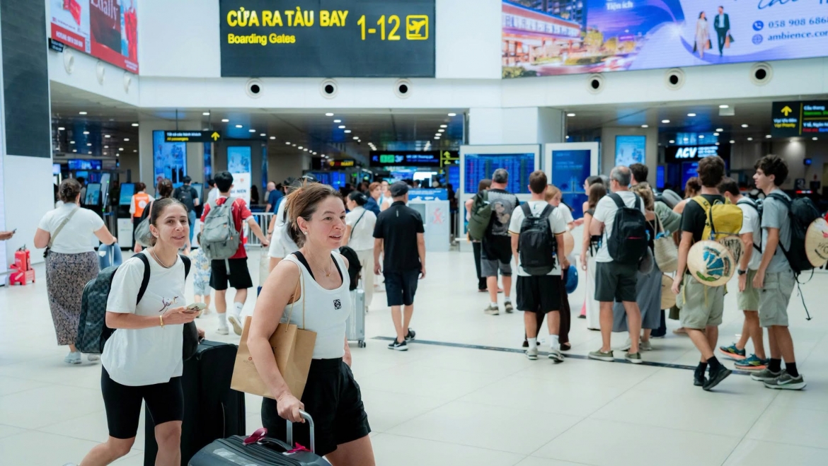 san bay noi bai don 115.000 luot khach trong ngay dau nghi le hinh anh 9