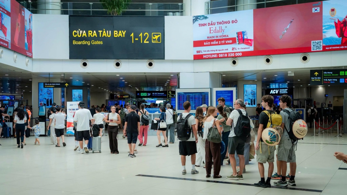 san bay noi bai don 115.000 luot khach trong ngay dau nghi le hinh anh 10