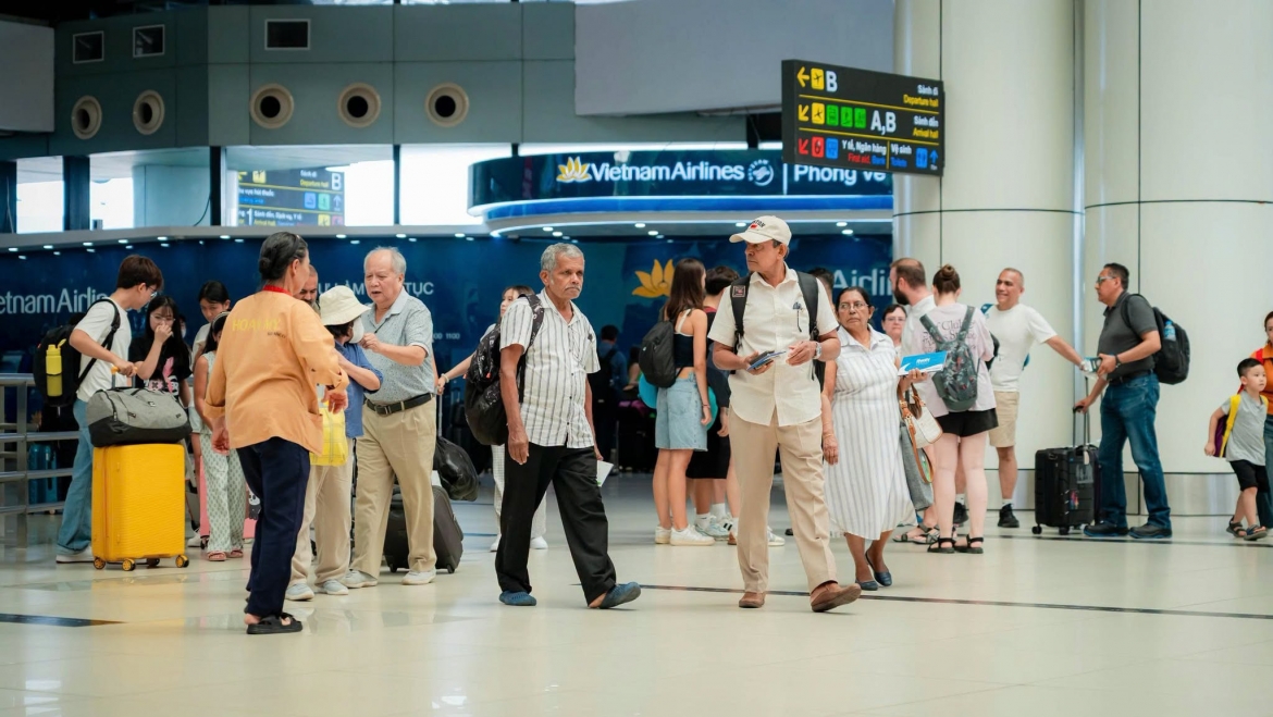 san bay noi bai don 115.000 luot khach trong ngay dau nghi le hinh anh 12