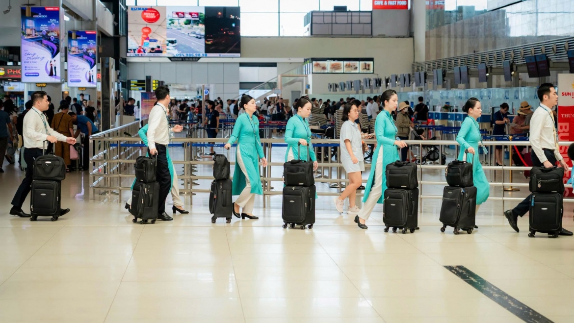 san bay noi bai don 115.000 luot khach trong ngay dau nghi le hinh anh 5
