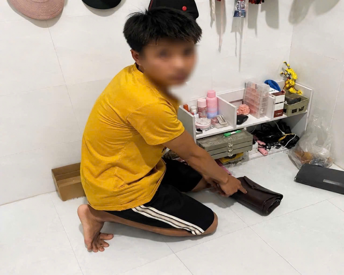 khoi to ke giat tui xach cua phu nu di tren duong hinh anh 1