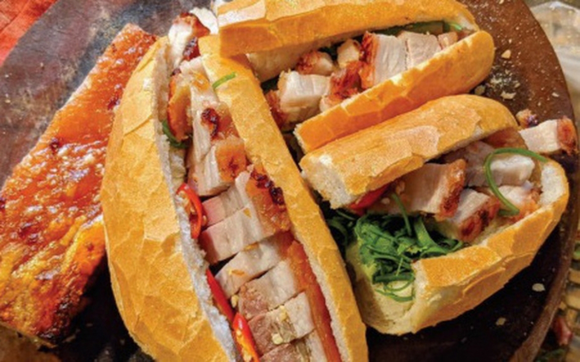 ngo doc banh mi vi sao mon an quen thuoc van tiem an rui ro hinh anh 2