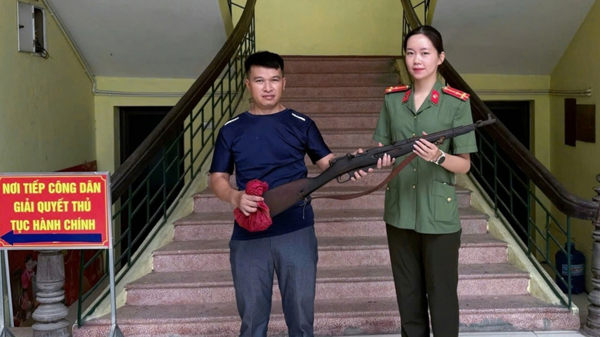 nguoi dan giao nop sung, luu dan hinh anh 1