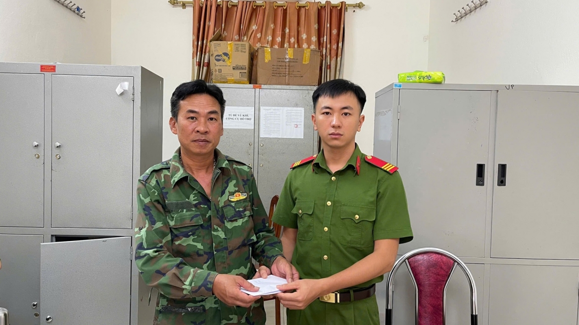 nguoi dan giao nop sung, luu dan hinh anh 2