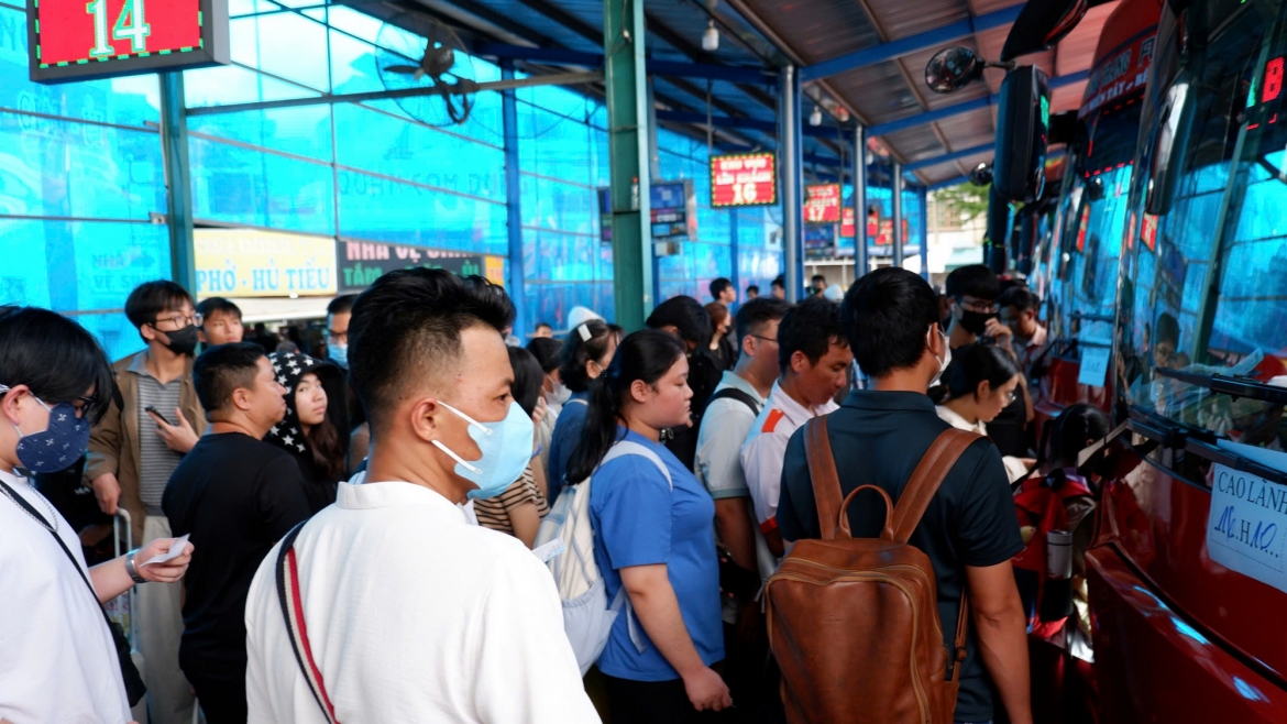 ben xe, san bay, cua ngo tp.hcm dong nghet nguoi va phuong tien di nghi le 2 9 hinh anh 2