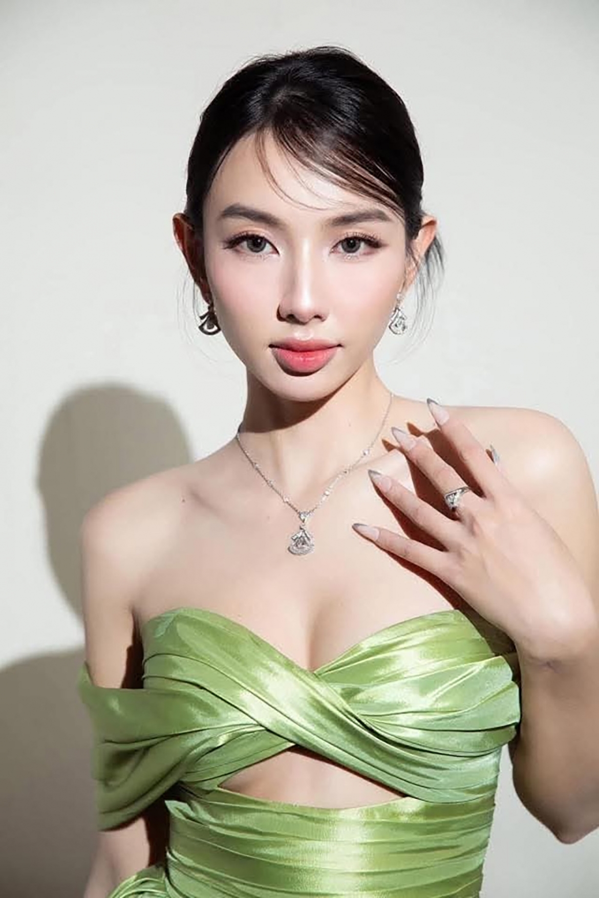sao viet 11-8 phuong trinh jolie chi hon 160 trieu dong nang cap vong mot hinh anh 8