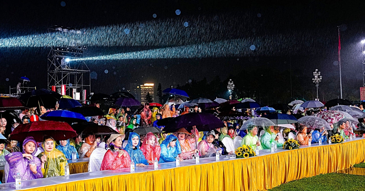 hang nghin nguoi doi mua xem dai nhac hoi nghe an - noi anh duong bung sang hinh anh 2