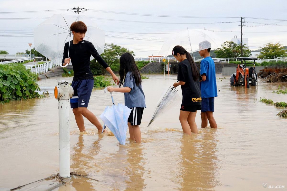 mua ky luc, gan 100.000 nguoi o nhat ban phai so tan hinh anh 1