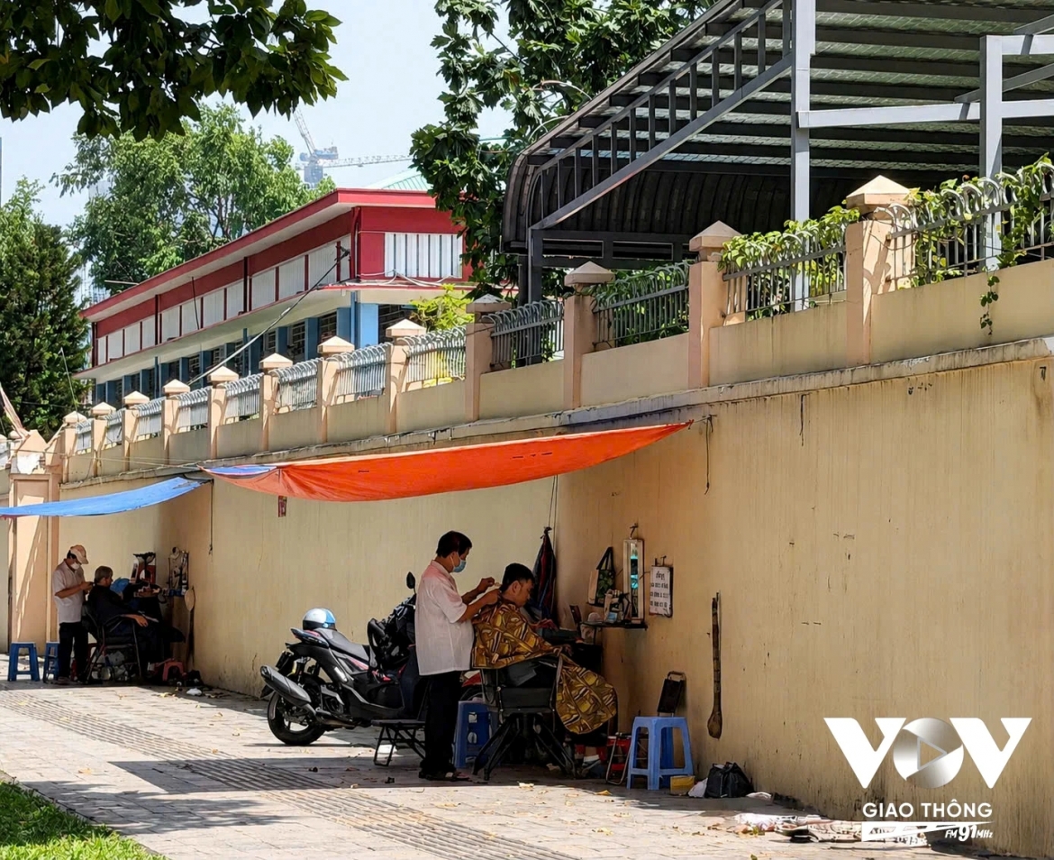 Hớt tóc vỉa hè, nơi những chiếc ghế cũ níu giữ chuyện Sài Gòn