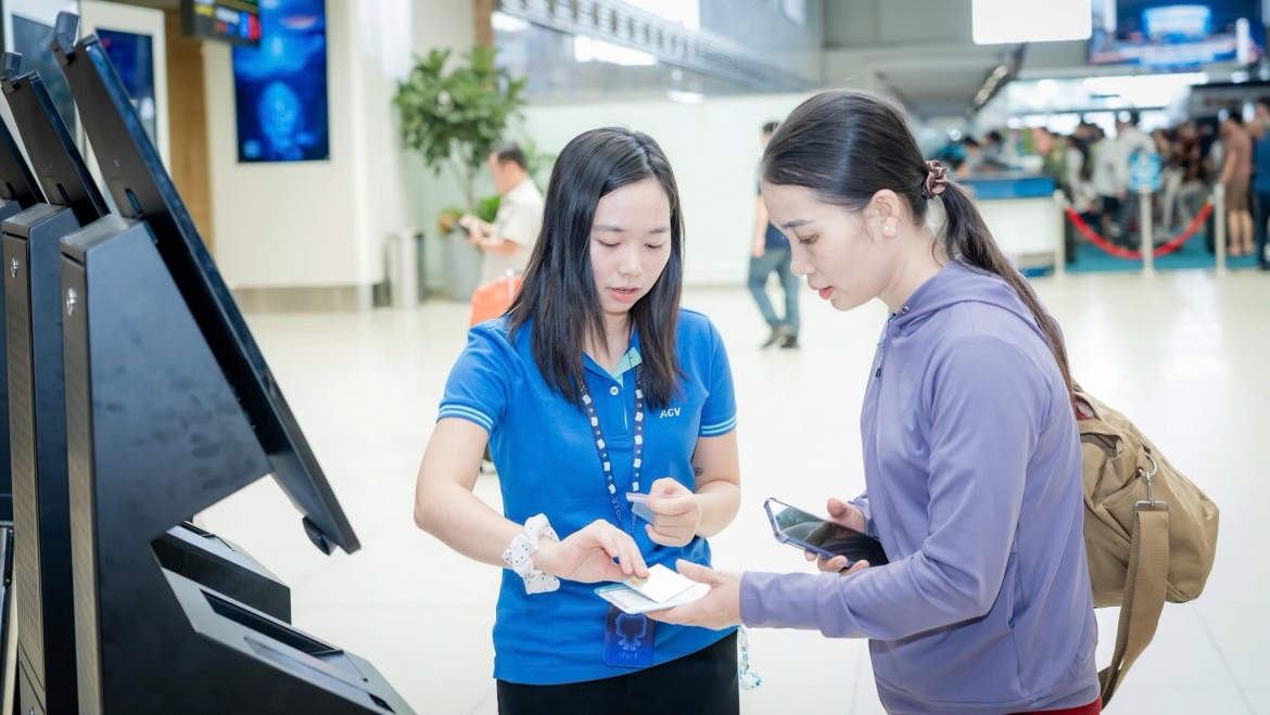 san bay noi bai nhon nhip truoc ky nghi le, hanh khach hao hung lam sinh trac hoc hinh anh 12