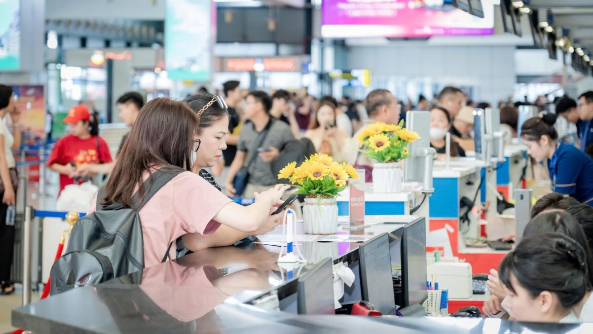 san bay noi bai nhon nhip truoc ky nghi le, hanh khach hao hung lam sinh trac hoc hinh anh 13