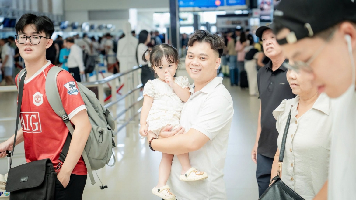 san bay noi bai nhon nhip truoc ky nghi le, hanh khach hao hung lam sinh trac hoc hinh anh 3