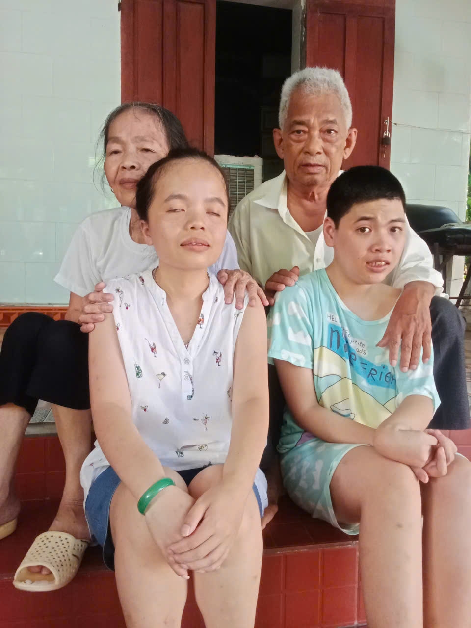 12 lan nguoi cha tu tay chon con tien biet, noi dau da cam chua bao gio dung lai hinh anh 2
