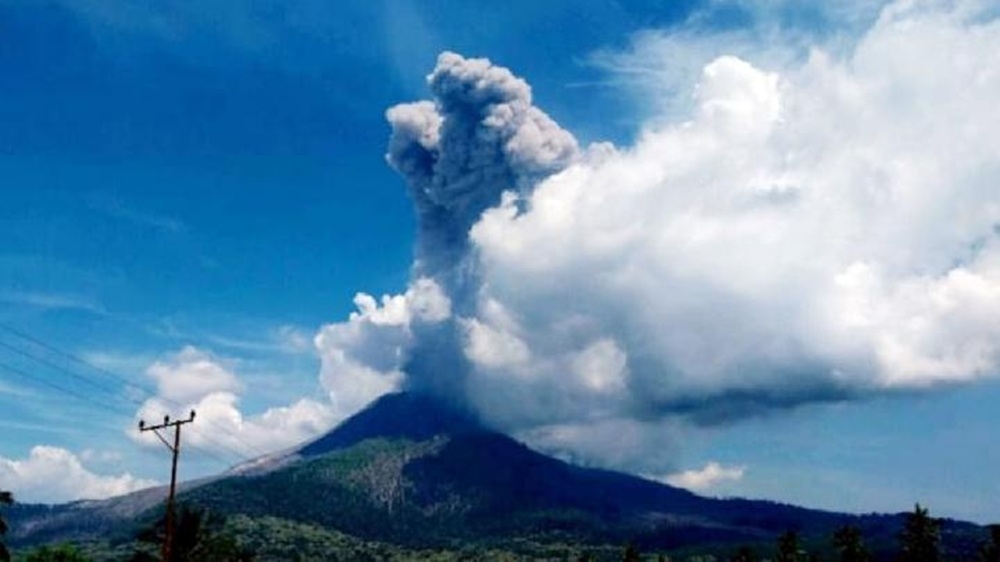nui lua lewotobi laki phun trao, tao tro bui bay cao hang km tai indonesia hinh anh 1