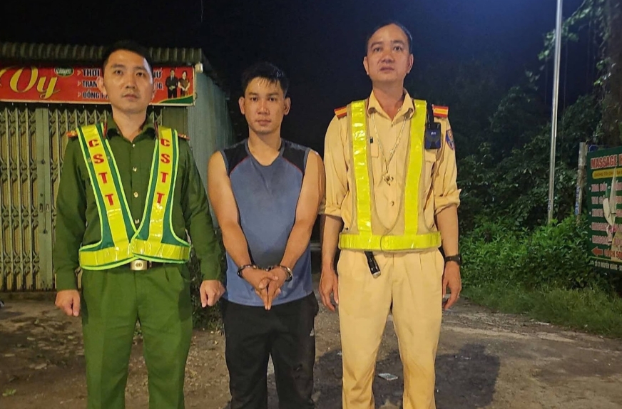 bat ke cho phao hoa lau lieu linh tong xe vao csgt de bo chay hinh anh 1