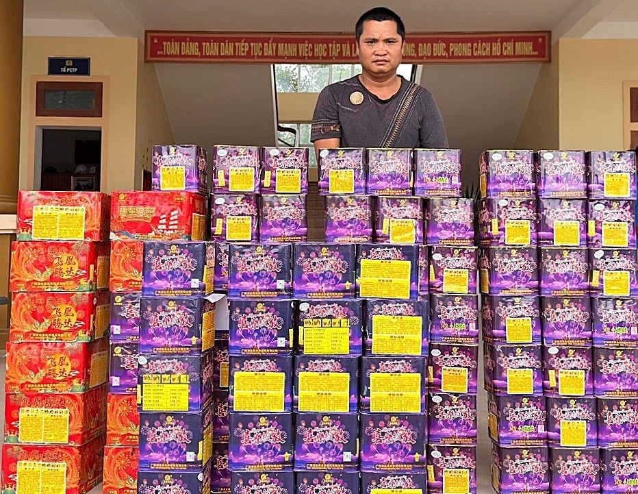 bat giu doi tuong mua ban trai phep gan 3 ta phao hoa no hinh anh 1