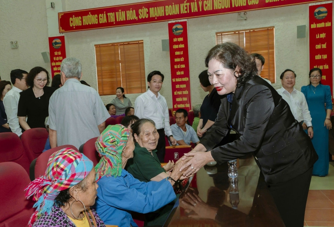 Phó Chủ tịch Quốc hội Nguyễn Thị Hồng tặng quà nạn nhân chất độc da cam, hộ nghèo