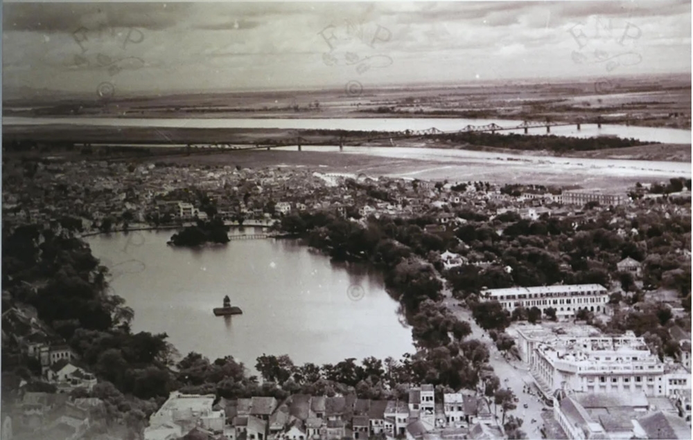 chuyen 131 vom da duong dan tu ga ha noi len cau long bien qua pho phung hung hinh anh 2
