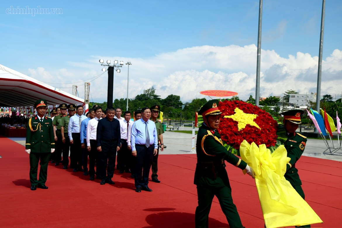 pho thu tuong pham gia tuc du ngay hoi toan dan bao ve an ninh to quoc hinh anh 2