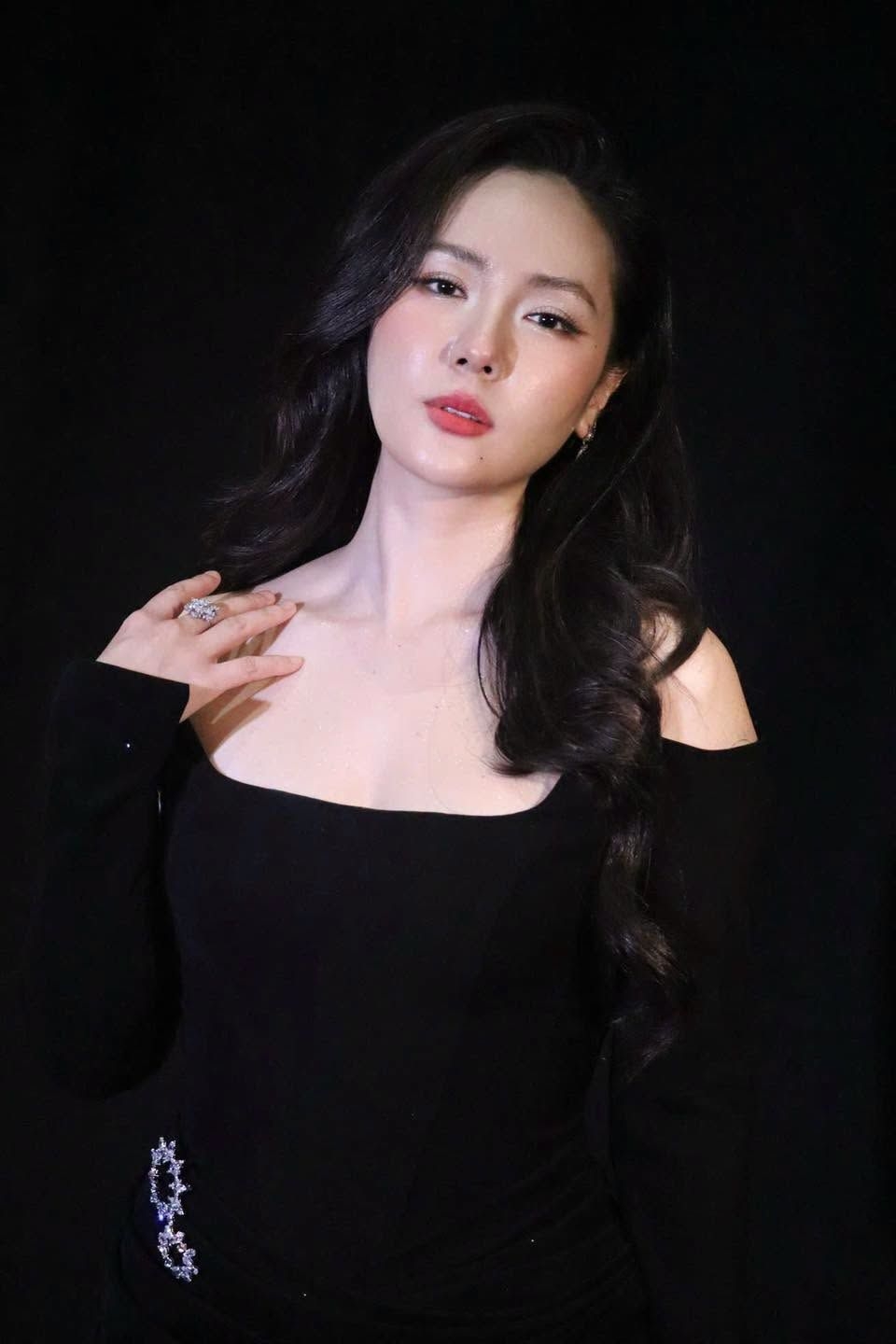 sao viet 4-8 hien thuc rang ro tren pho london voi ve dep khong tuoi hinh anh 14