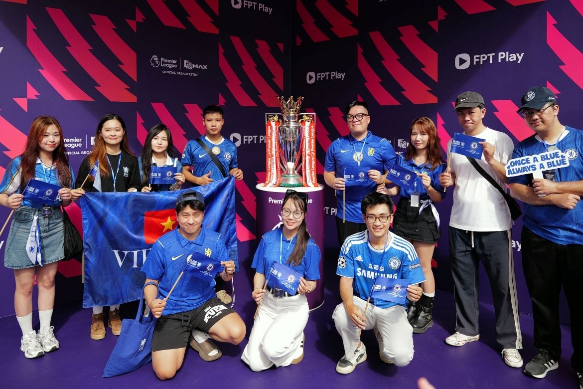 premier league trophy returns to hanoi, fans gather in large crowds picture 1