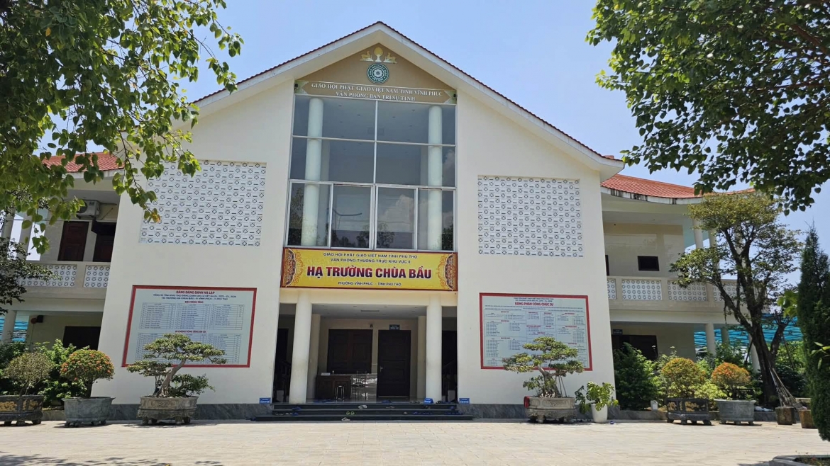 chu tich tinh phu tho chi dao xac minh vu nguoi mac ao nau danh tre em o chua bau hinh anh 3