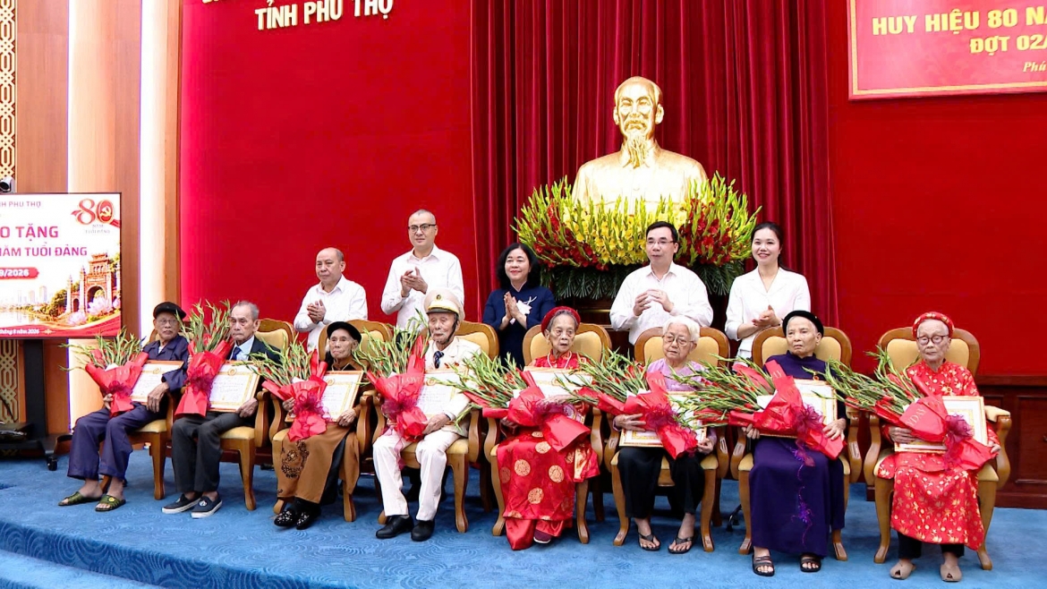trao tang huy hieu 80 nam tuoi Dang cho 8 dang vien lao thanh tai phu tho hinh anh 2