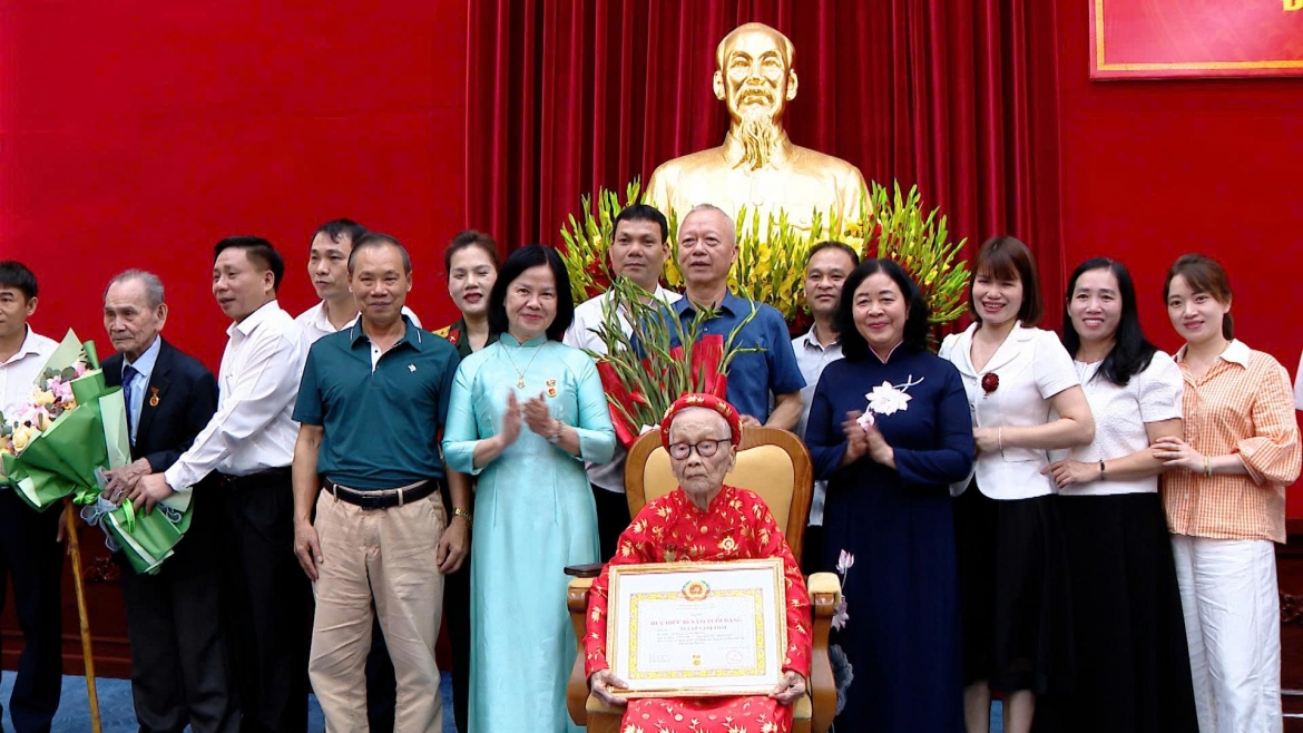 trao tang huy hieu 80 nam tuoi Dang cho 8 dang vien lao thanh tai phu tho hinh anh 3