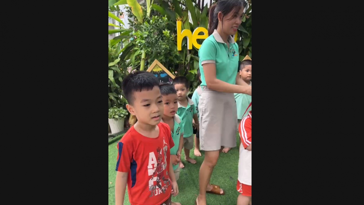 co tro o tp.hcm thot tim vi con ran hon 1m xong thang vao lop hoc mam non hinh anh 2