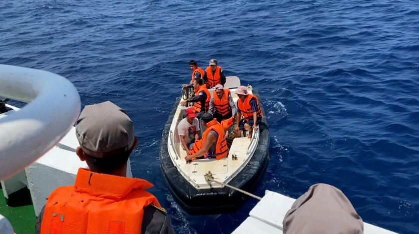 32 rescued, search ongoing for missing fishermen off da nang picture 1
