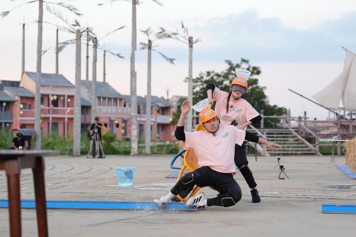 diem my 9x khien tran thanh nga nhao trong thu thach day xe o running man hinh anh 2
