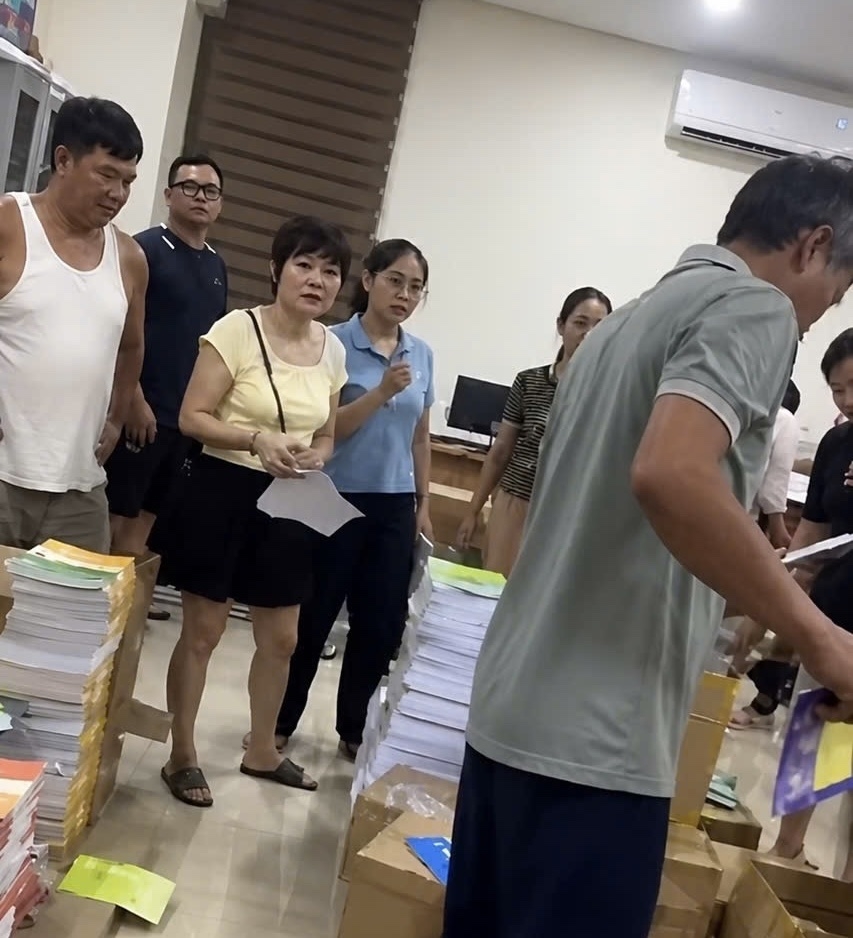 nam hoc moi can ke, phu huynh nhieu dia phuong san sach giao khoa hinh anh 1