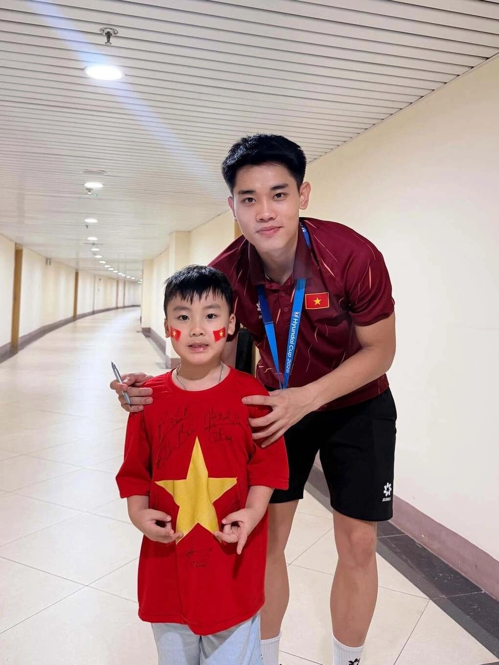 sao viet 28-8 khoanh khac con trai hoa minzy gap Dinh bac luc nua dem gay sot hinh anh 1