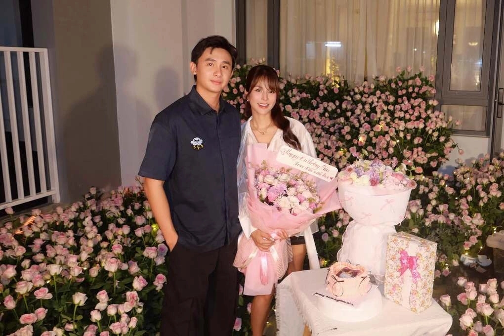sao viet 24-8 chi pu vuong nghi van hen ho tai phap hinh anh 2